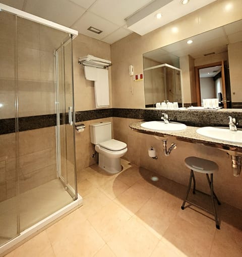 Triple Room | Bathroom | Hair dryer, towels