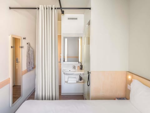 Desk, soundproofing, free cribs/infant beds, free WiFi