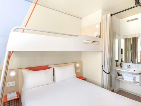 Double Room, Multiple Beds | Desk, soundproofing, free cribs/infant beds, free WiFi