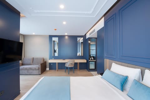 Deluxe Suite, Sea View | Premium bedding, minibar, in-room safe, blackout drapes