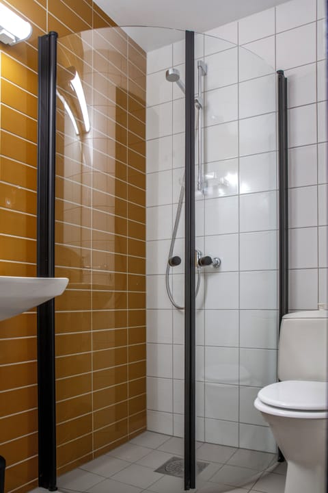 Family Quadruple Room | Bathroom | Eco-friendly toiletries, hair dryer, towels, soap