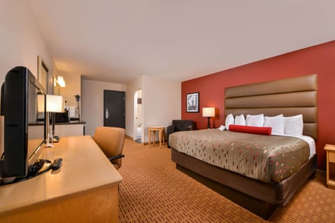 Standard Room, 1 King Bed | Premium bedding, pillowtop beds, desk, blackout drapes