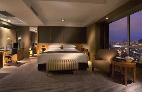 Deluxe Room, 1 King Bed | 1 bedroom, premium bedding, down comforters, minibar