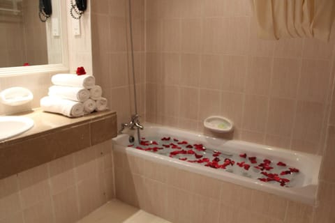 Combined shower/tub, deep soaking tub, free toiletries, hair dryer