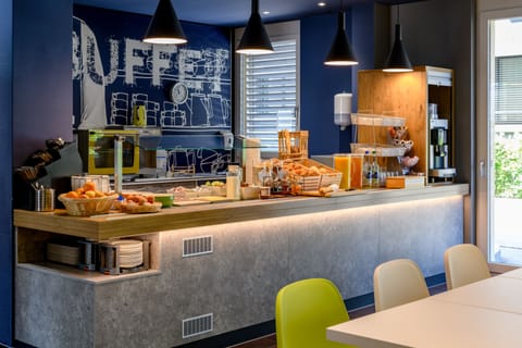 Daily buffet breakfast (CHF 19 per person)