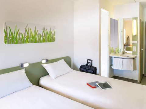 Twin Room, 2 Twin Beds | Bathroom | Shower, eco-friendly toiletries, hair dryer, towels