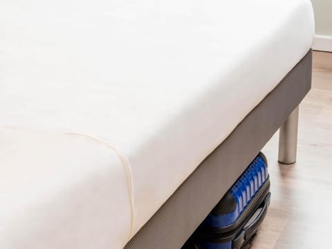 Double Room, 1 Double Bed | Desk, soundproofing, iron/ironing board, free WiFi