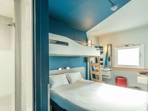 Triple Room, Multiple Beds | Bathroom | Shower, eco-friendly toiletries, hair dryer, towels