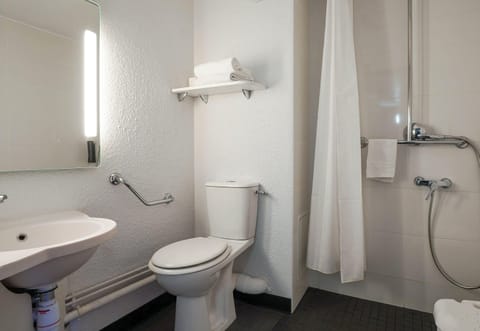 Double Room, Accessible, Non Smoking | Bathroom | Shower, free toiletries, hair dryer, towels
