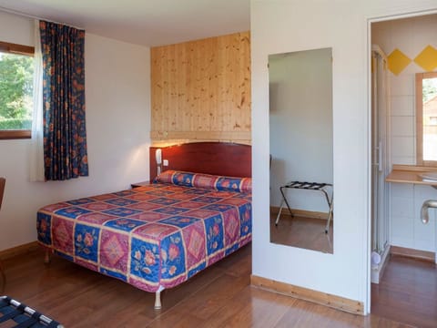 Comfort Triple Room | In-room safe, desk, soundproofing, free cribs/infant beds