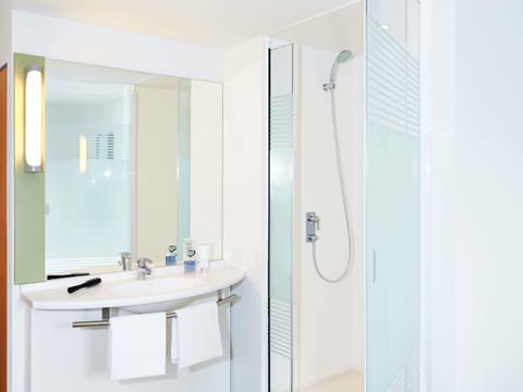 Double Room | Desk, blackout drapes, soundproofing, free cribs/infant beds