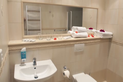 Standard Quadruple Room, 1 Bedroom | Bathroom | Free toiletries, hair dryer, towels