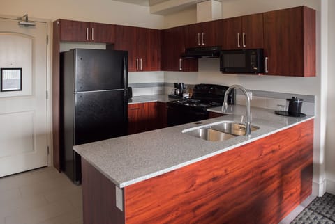 Executive Apartment, 1 Bedroom, Kitchen | Private kitchen | Fridge, microwave, coffee/tea maker, electric kettle