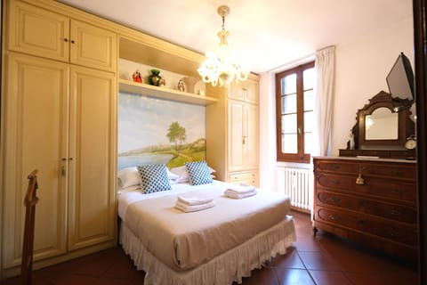 Standard Apartment | Hypo-allergenic bedding available, down comforters, iron/ironing board