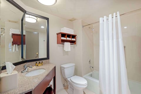 Combined shower/tub, designer toiletries, hair dryer, towels