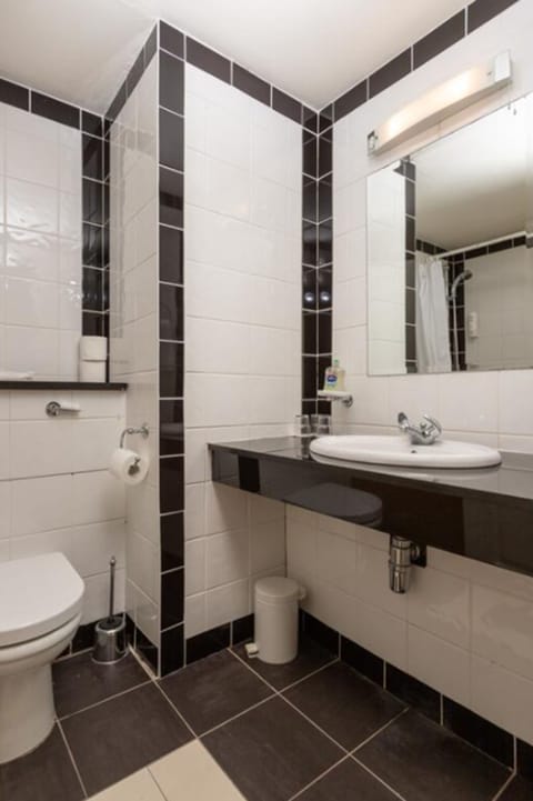 Combined shower/tub, deep soaking tub, free toiletries, hair dryer