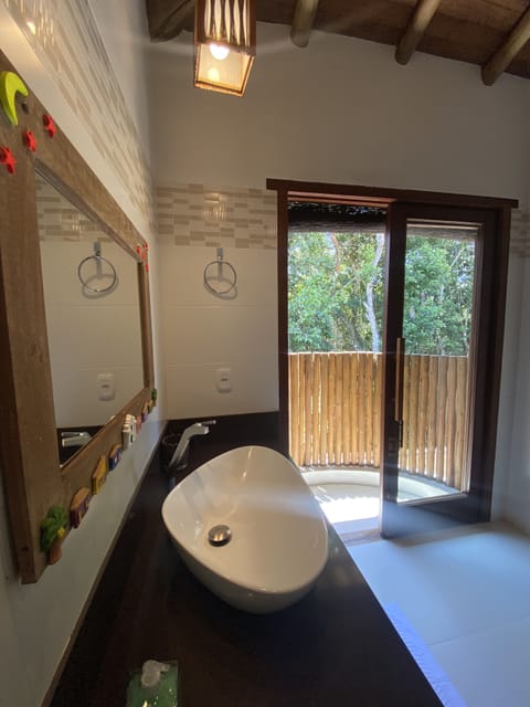 Casa Cajueiro | Bathroom | Shower, hair dryer, towels