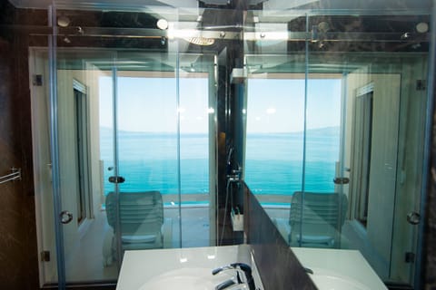 Deluxe Double Room, Sea View | Bathroom | Shower, free toiletries, hair dryer, towels