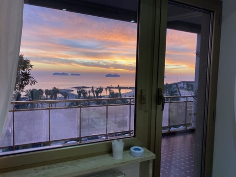 Superior Suite, Sea View | Cafe