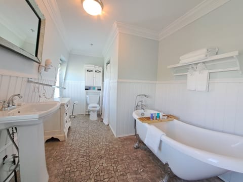 Deluxe Room, 1 King Bed, Bathtub | Bathroom | Separate tub and shower, towels