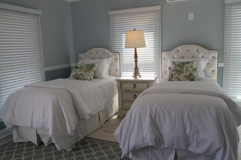 Standard Room, 1 King Bed, Ground Floor | Minibar, in-room safe, iron/ironing board, free WiFi
