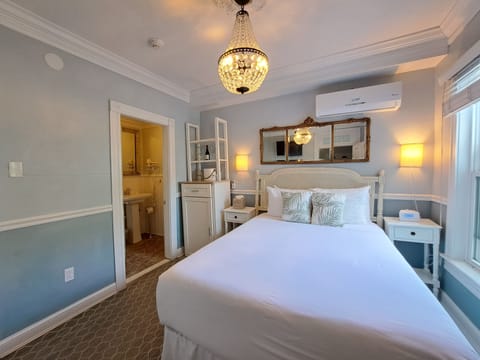 Standard Room, 1 Double Bed | Minibar, in-room safe, iron/ironing board, free WiFi