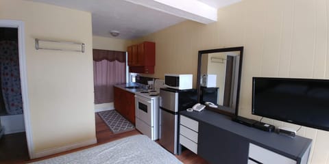 Suite, 1 Bedroom, Kitchen | Free WiFi, bed sheets