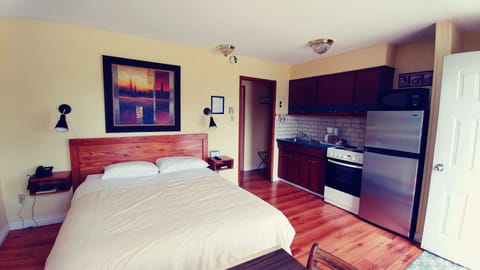 Suite, 1 Bedroom, Kitchen | Free WiFi, bed sheets