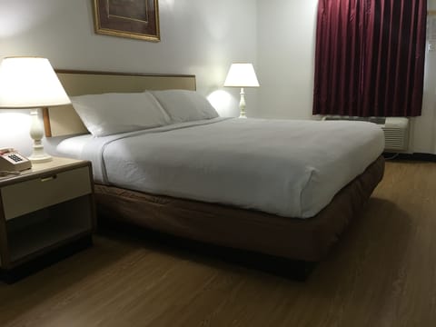 Superior Room, 1 King Bed, Non Smoking, Refrigerator & Microwave | Blackout drapes, free WiFi, bed sheets