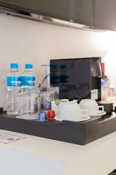 Quarto Luxo Queen | Minibar, in-room safe, desk, laptop workspace