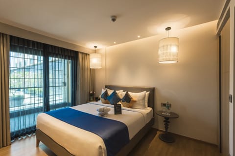 Deluxe Suite, 1 Double Bed, Balcony (15% off on F&SB & INR 250 Spa Voucher) | Living room | 40-inch LED TV with satellite channels, TV