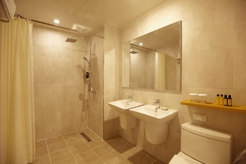 Deluxe Room, Non Smoking, Mountain View (Ondol) | Bathroom | Shower, free toiletries, hair dryer, bathrobes