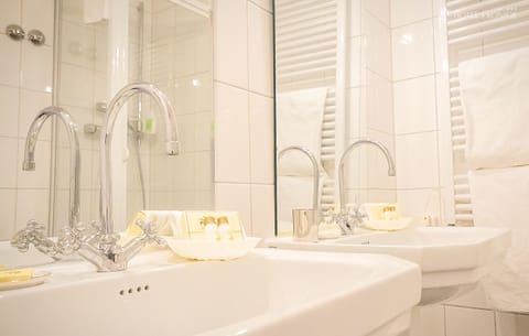 Deluxe Double Room, Non Smoking | Bathroom | Free toiletries, hair dryer, towels