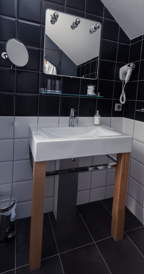 Classic Room | Bathroom | Shower, eco-friendly toiletries, hair dryer, towels