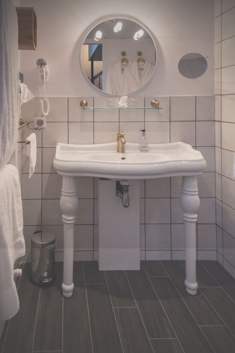 Deluxe Room | Bathroom | Shower, eco-friendly toiletries, hair dryer, towels