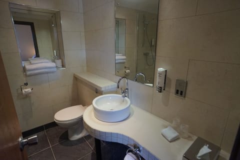 Deluxe Twin Room | Bathroom | Towels