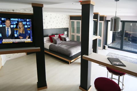 Suite, Hot Tub | Desk, iron/ironing board, free WiFi, bed sheets