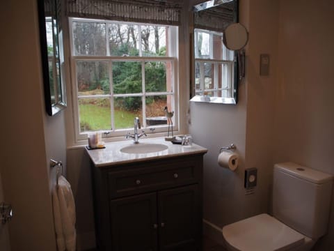 Luxury Double Room, Garden View (Urquhart) | Bathroom sink