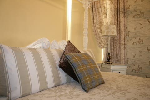 Superior Double Room, Fireplace (Bay Window) | Individually decorated, individually furnished, desk, soundproofing