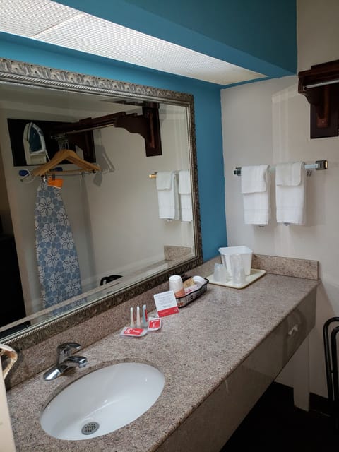 Standard Double Room, 2 Double Beds, Smoking | Bathroom amenities | Bathtub, hair dryer, towels