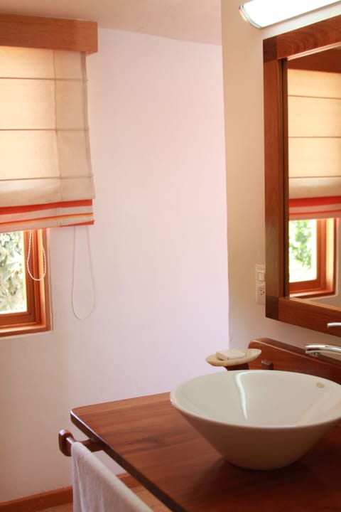 Standard Single Room, 1 Double Bed | Bathroom | Shower, free toiletries, hair dryer, towels