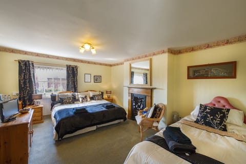 Family Room, Ensuite | Iron/ironing board, free WiFi, bed sheets