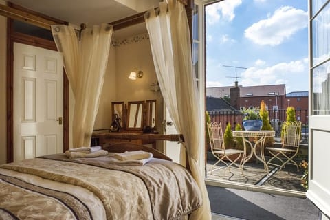 Double Room, Balcony (Four Poster Bed) | Iron/ironing board, free WiFi, bed sheets