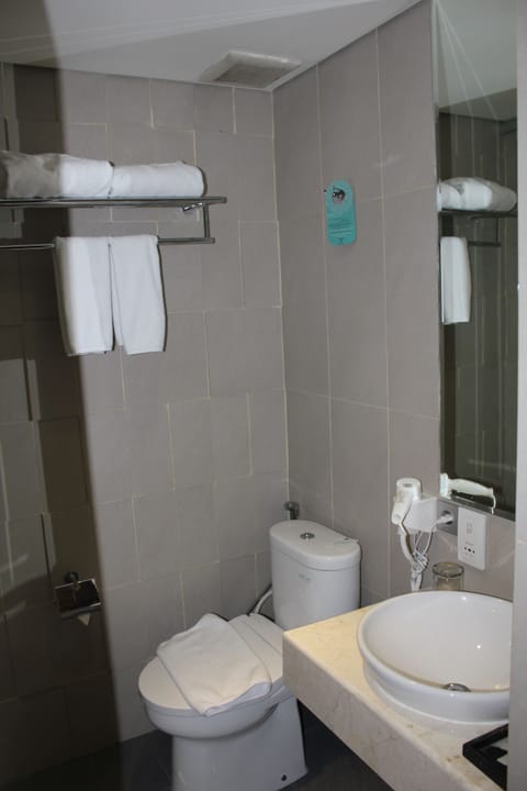 Grand Deluxe Room | Bathroom | Shower, rainfall showerhead, free toiletries, hair dryer