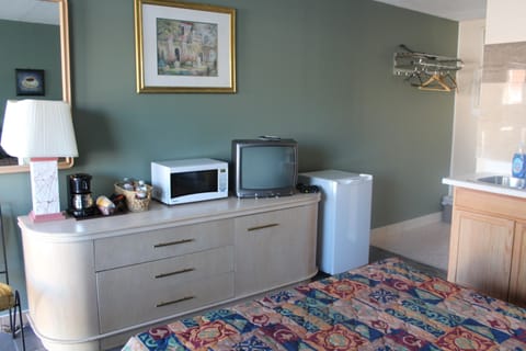 Standard Room, 1 Queen Bed | Living area