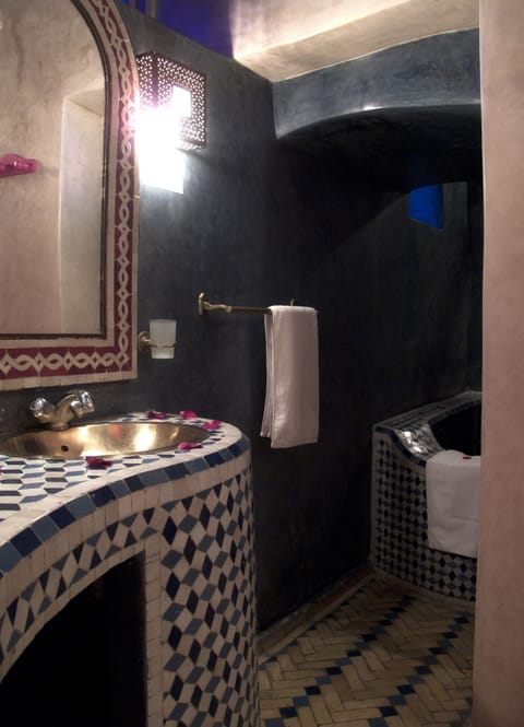 Superior Double Room, Private Bathroom (Terrasse ) | Bathroom | Shower, free toiletries, hair dryer, towels