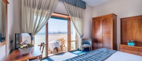 Deluxe Double Room, Sea View | Minibar, in-room safe, desk, soundproofing