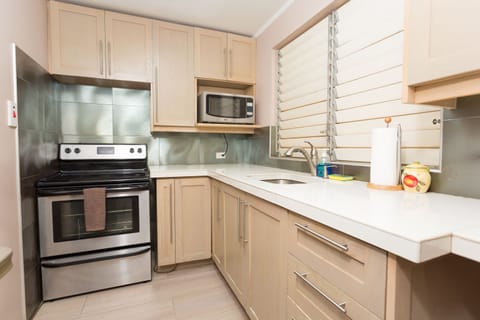 Premium Apartment, 2 Bedrooms, Ocean View, Executive Level | Private kitchen | Full-size fridge, microwave, oven, stovetop