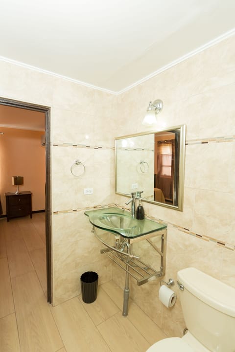 Premium Apartment, 2 Bedrooms, Ocean View, Executive Level | Bathroom | Combined shower/tub, free toiletries, hair dryer, towels
