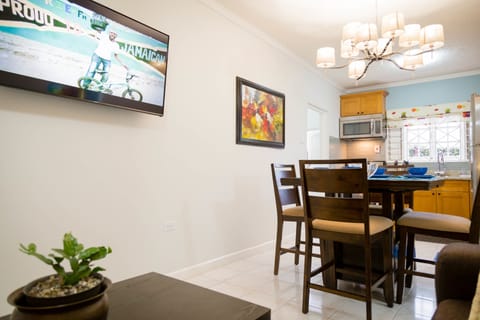 Deluxe Apartment, 2 Bedrooms, Mountain View, Executive Level | In-room dining